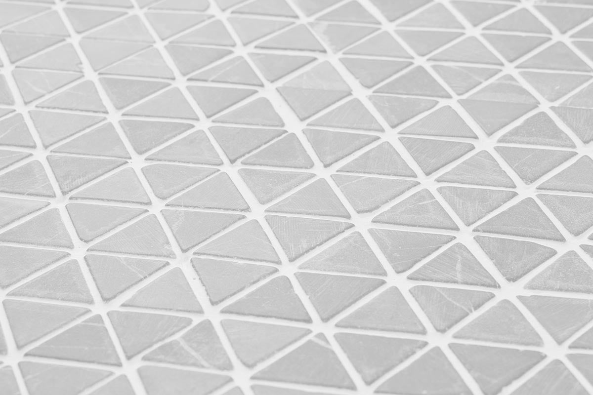 Naturstensmosaik Triangle Mini Ljusgrå 28x28x28 MM - tidlöst - KakelExpress